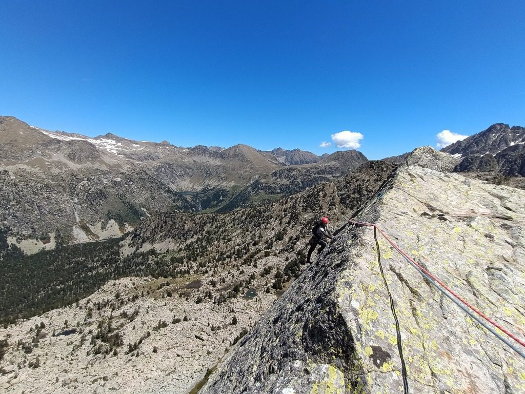 Escalada con guía en rocacon guía en los Pirineos