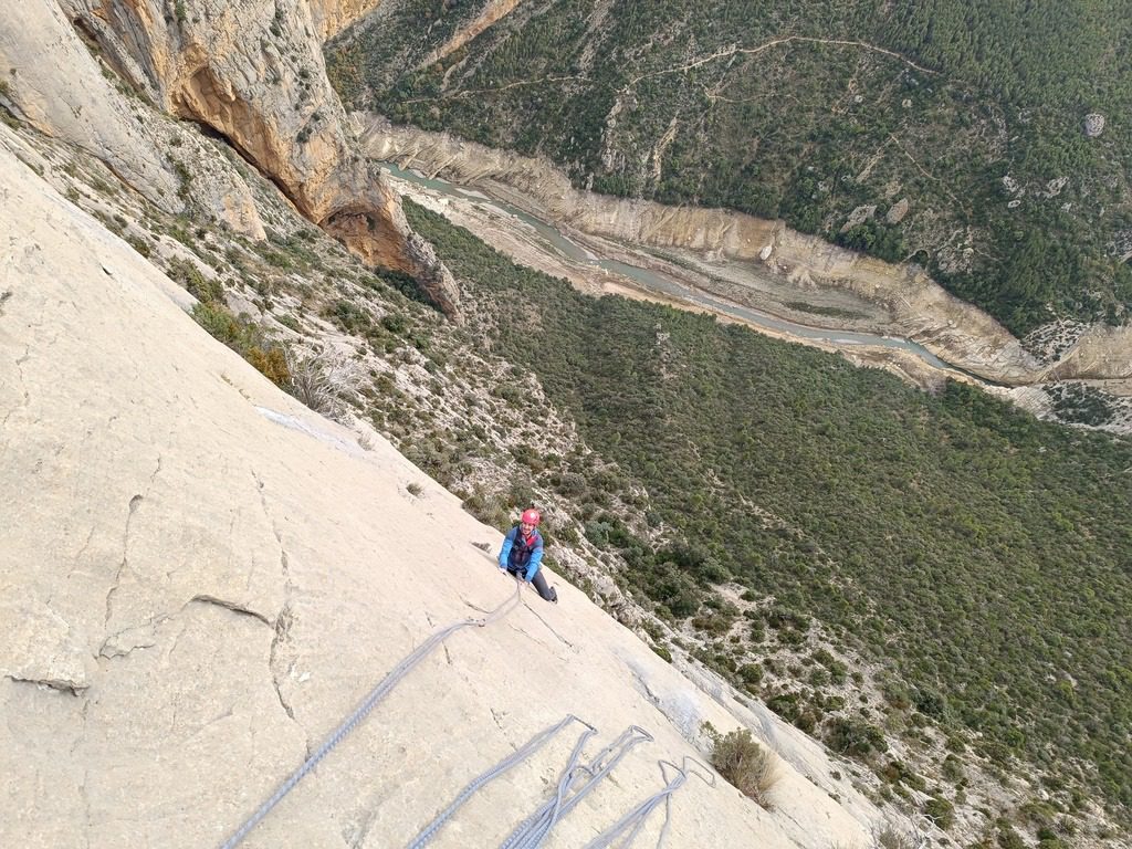 verano escalada prepirineo con guia de montaña via larga montsec via marquitos