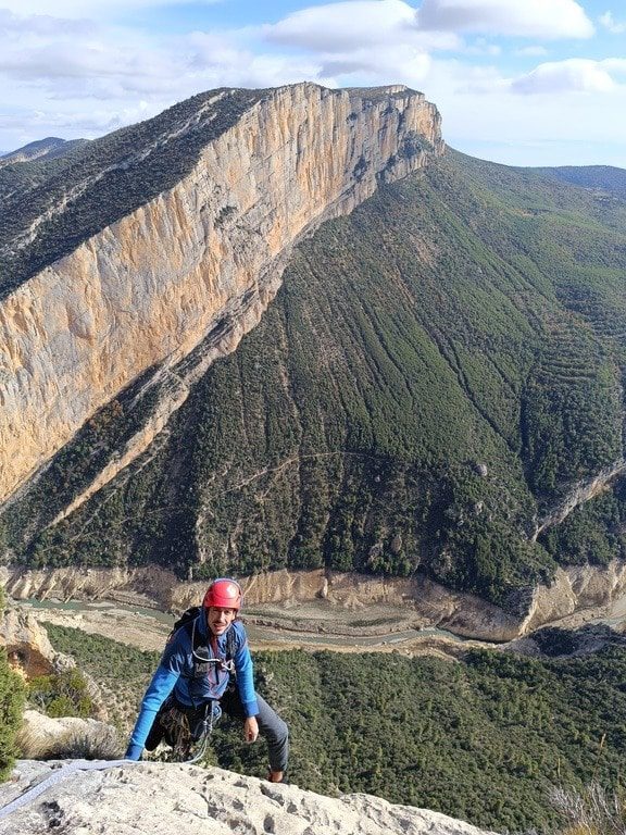 verano escalada prepirineo con guia de montaña via larga montrebei