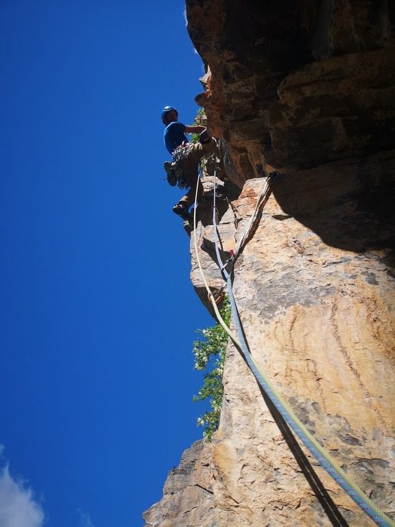 Escalando en Ordesa, la vía Geminis.