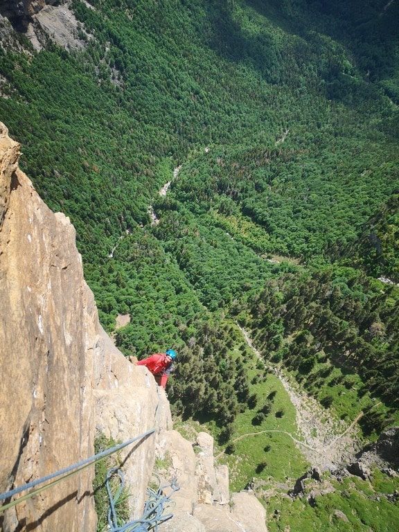 Escalando la vía Ravier en Ordesa, con un guía de montaña.