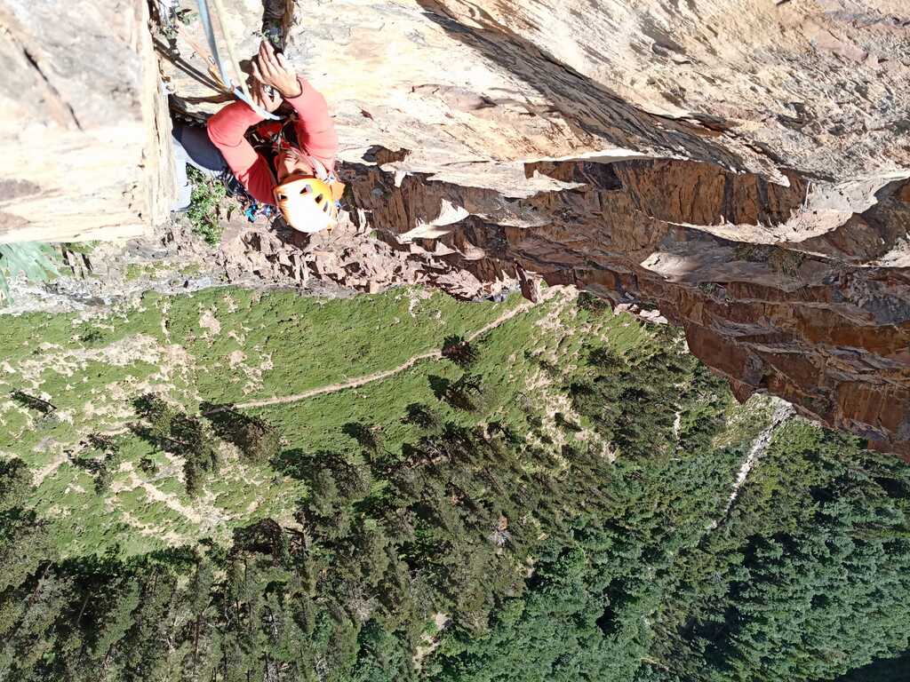 Escalando una pared muy vertical en ordesa, pirineos.