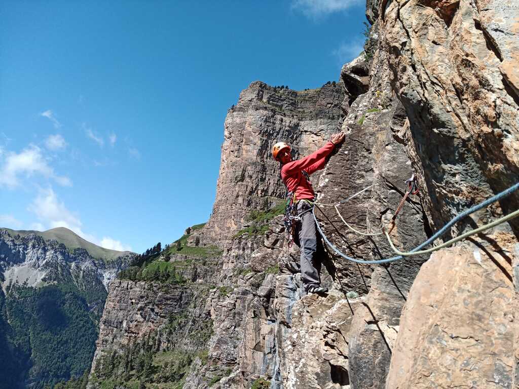 Un guía de alta montaña escalando en Ordesa. Las vías clásicas son la Ravier y la Rabada Navarro.