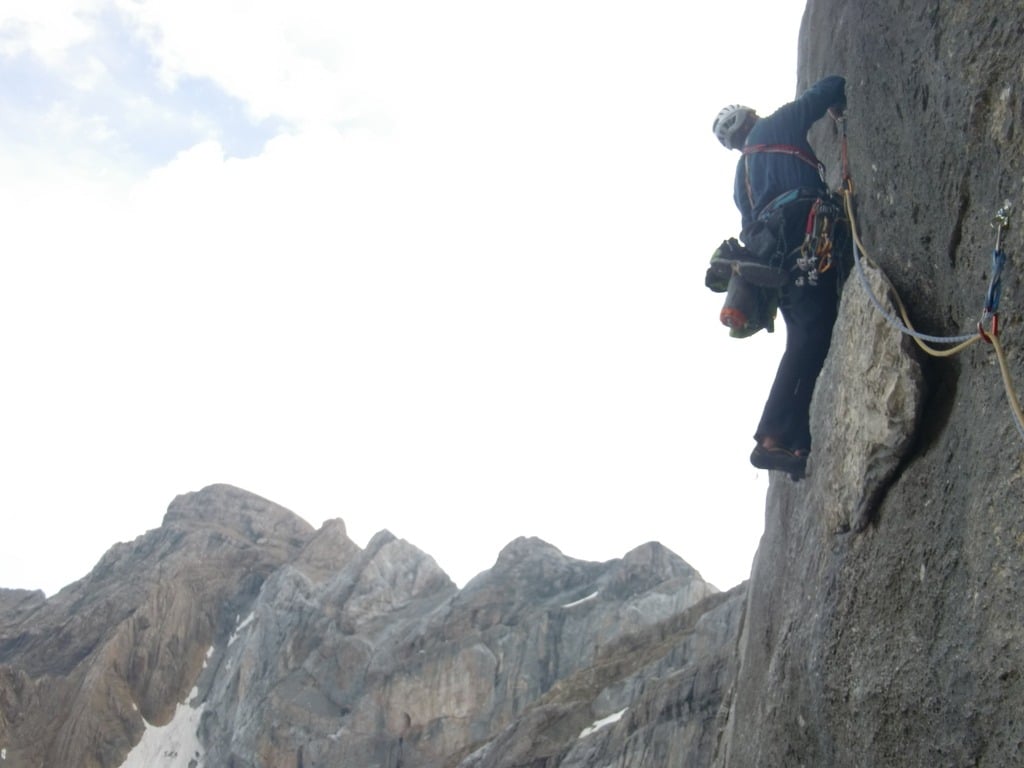 Un escalador en la vía SIDA vertical, en la Torre de marboré.