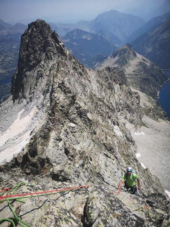 Una persona escalando en el Neouvielle con un guía de alta montaña.