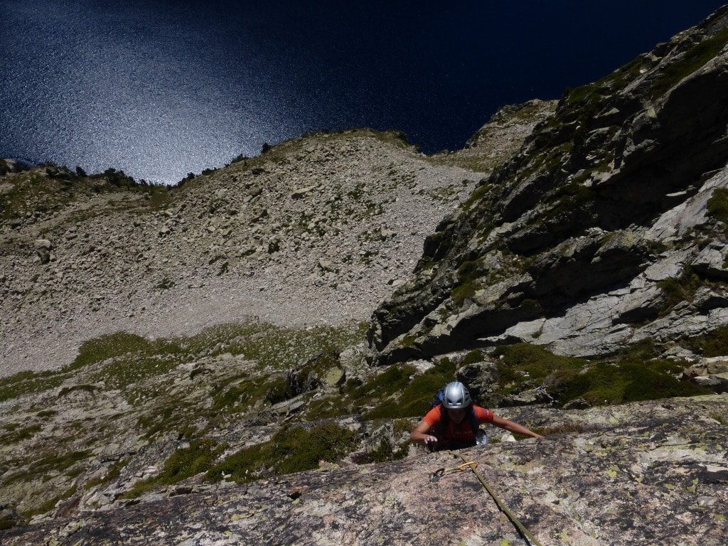 Una chica escalando la vía Oirelle d'ours en el Cap long.