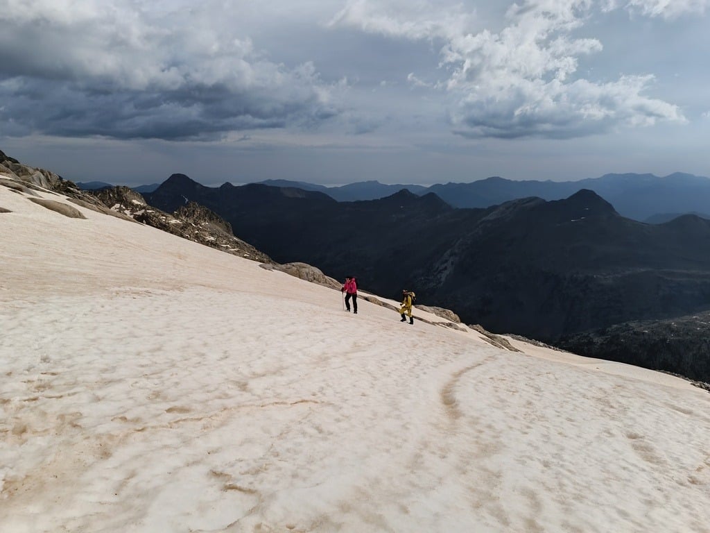 Grupo de montañeros cruzando el glaciar del Aneto con guía profesional