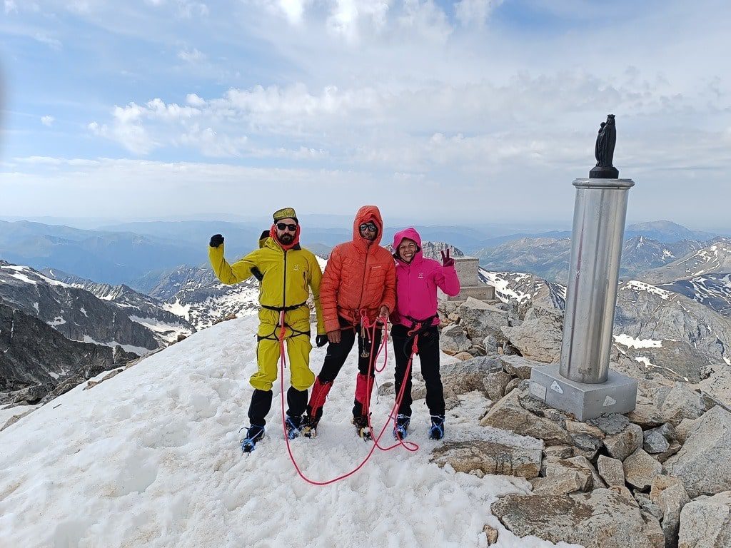 Grupo de montañeros en la cumbre del Aneto con guía