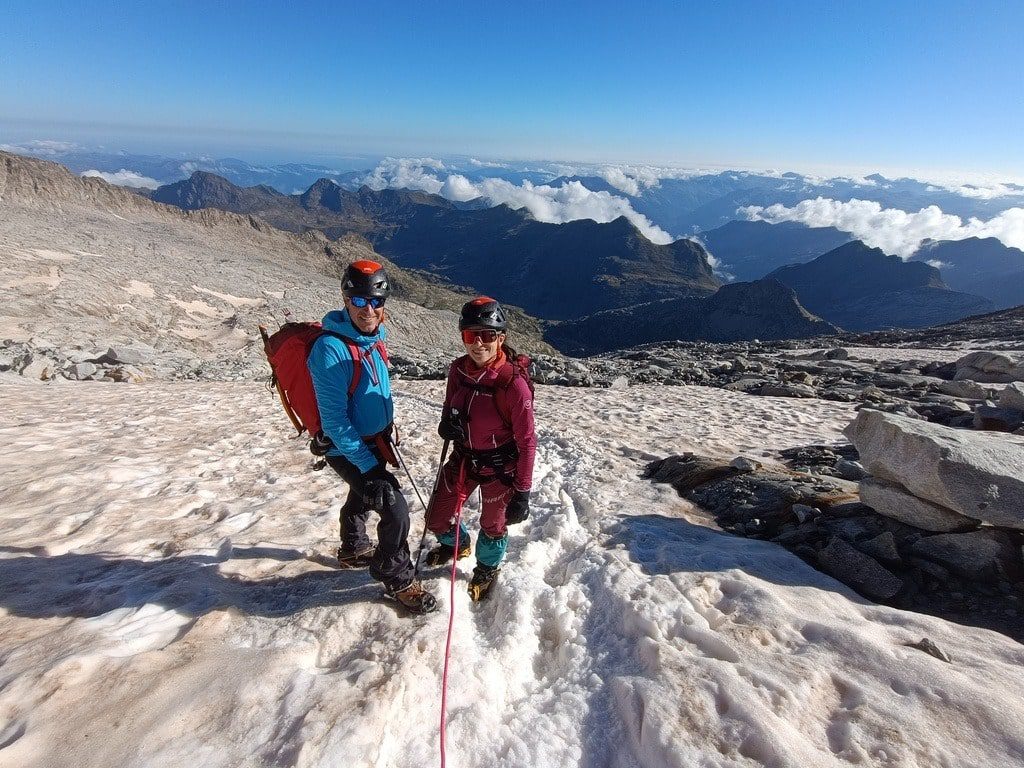 Alpinistas avanzando con crampones en el glaciar del Aneto