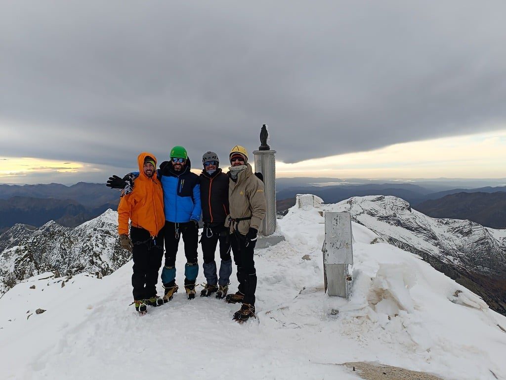 Grupo de montañeros en la cumbre del Aneto con guía