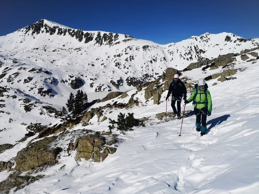"Paisaje de alta montaña helada en los Pirineos catalanes