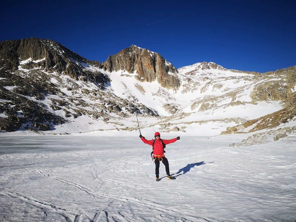 "Paisaje de alta montaña helada en los Pirineos aragoneses