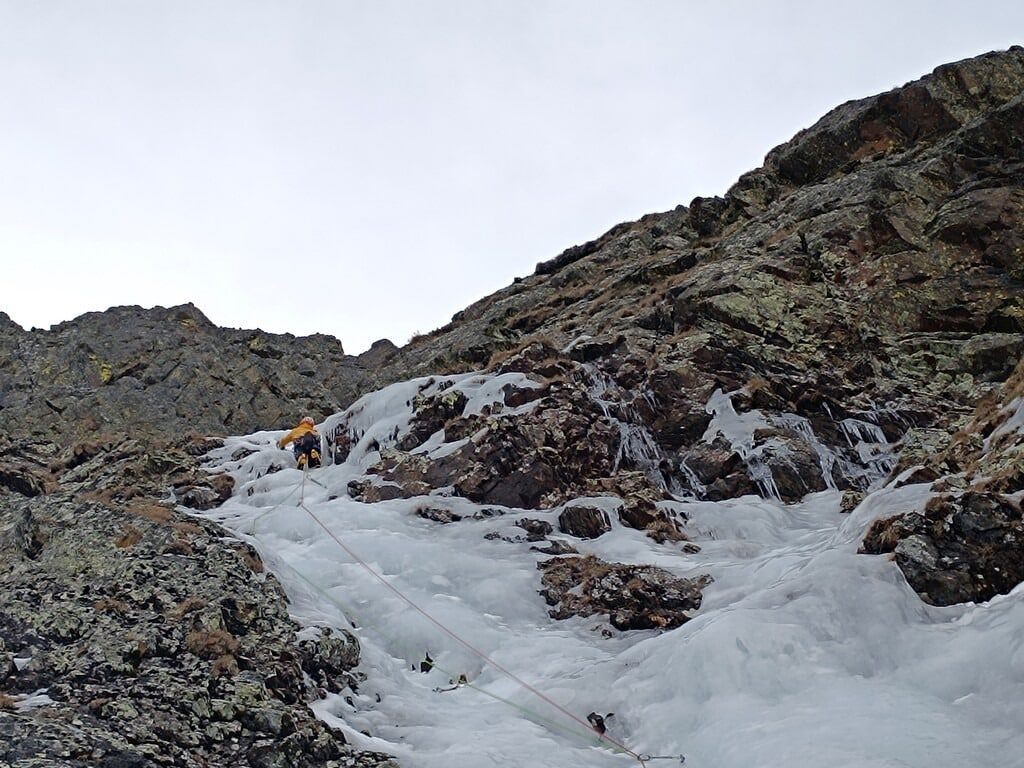 "Escaladores iniciando la actividad de escalada en hielo con guía profesional