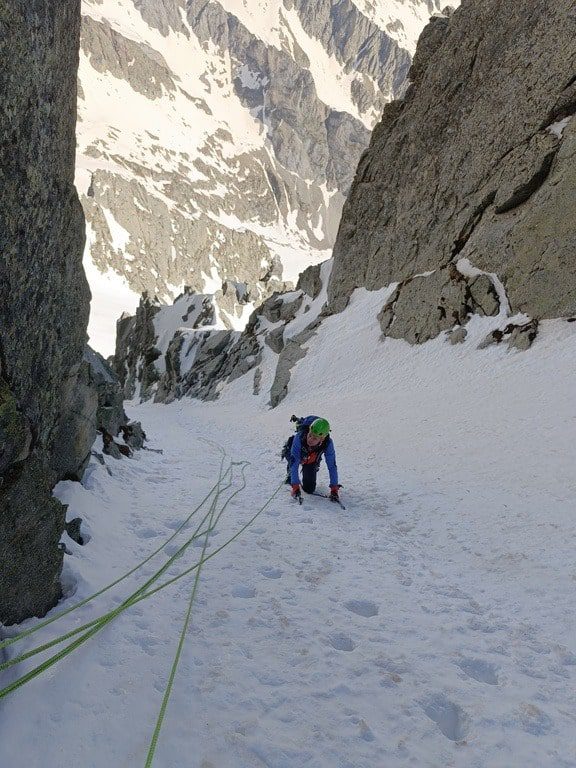 "Alpinista utilizando piolets y crampones en escalada en hielo