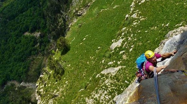 Un escalador en Ordesa con guía de montaña.