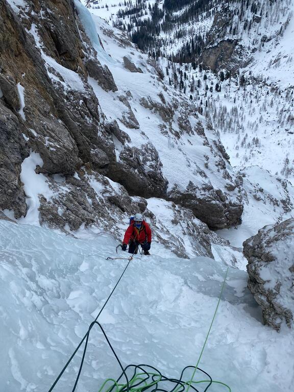 Cascada de hielo en los Pirineos durante la actividad guiada