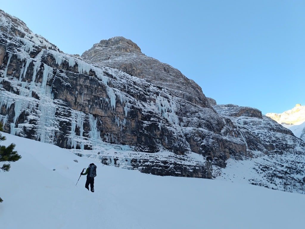 Escaladores iniciando la actividad de escalada en hielo con guía profesional