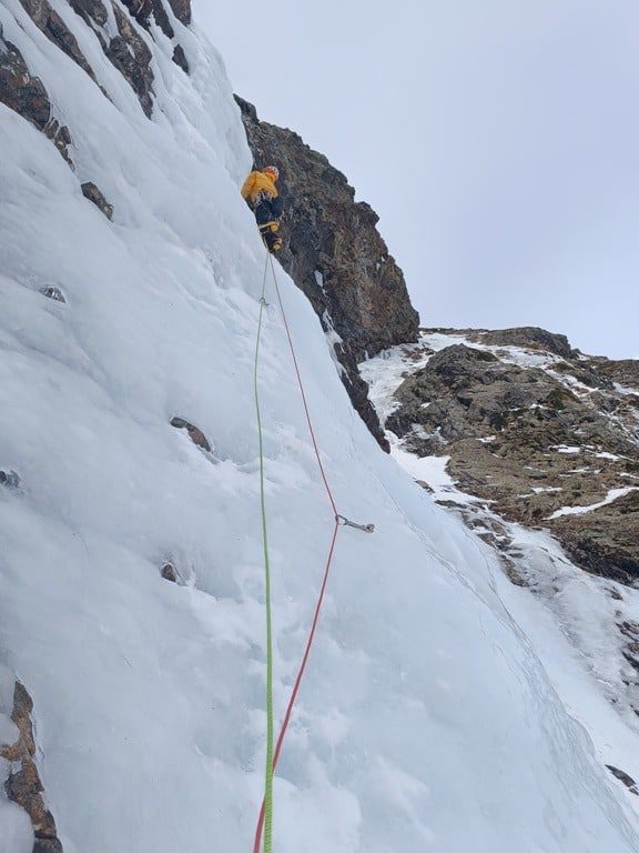 Escalada técnica en hielo en el Pirineo guiada por profesional de montaña