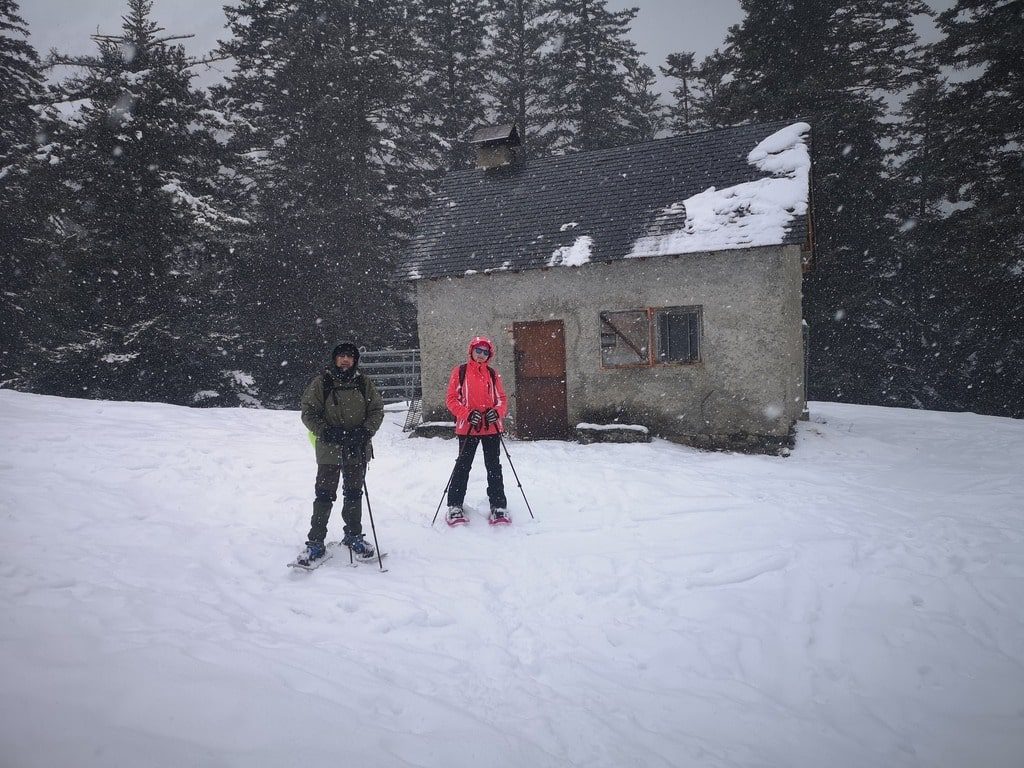 dos personas haciendo una ruta con raquetas por el vall de aran