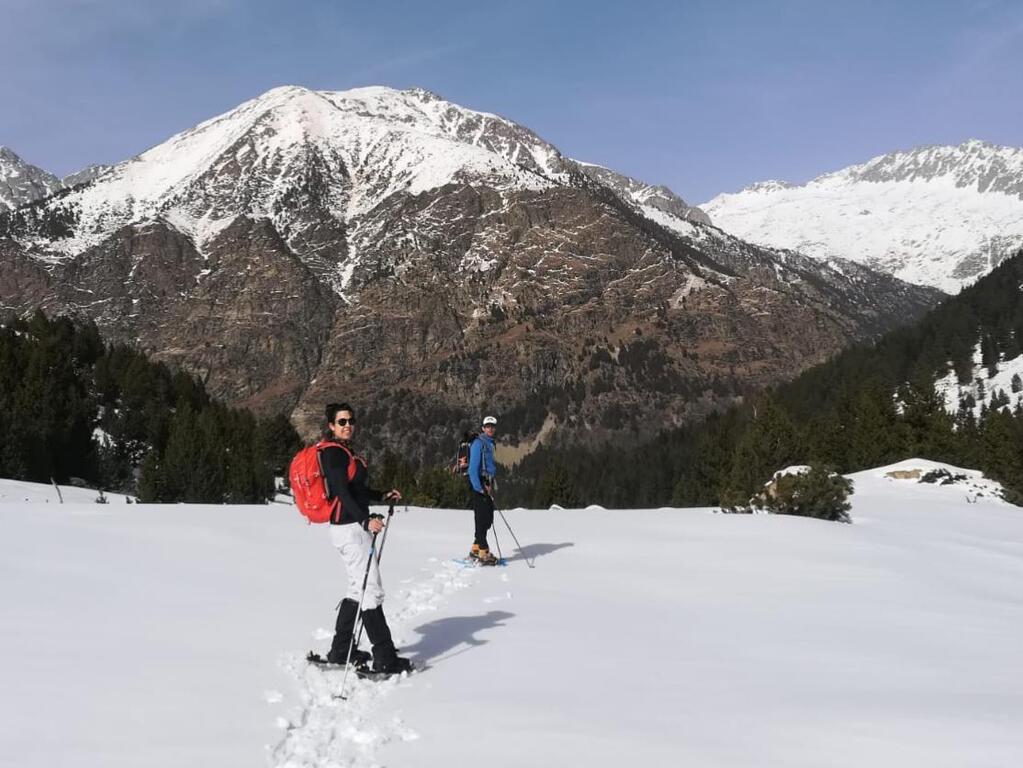 dos personas haciendo una excursión con raquetas por aigúestortes