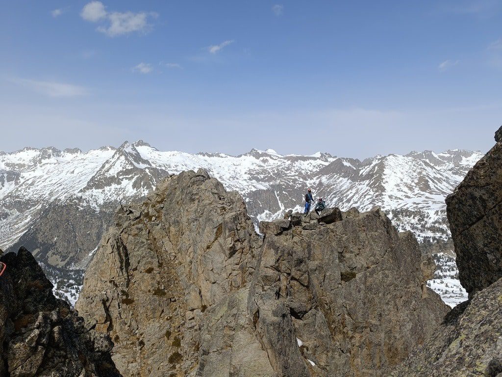 una cordada de escaladores en una cresta en aigúestortes