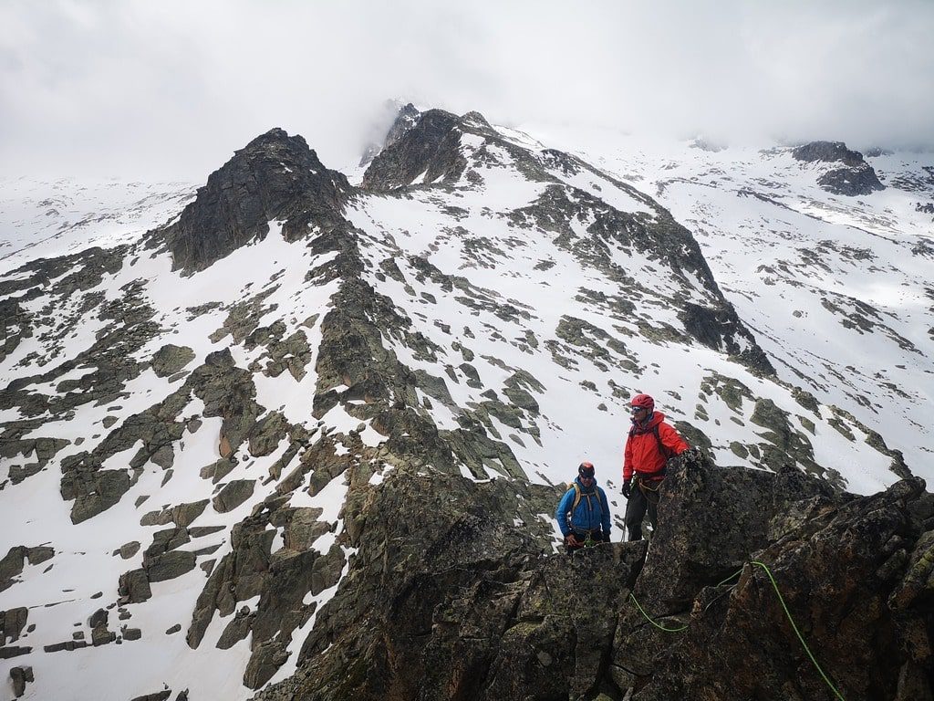 dos escaladores en una ascensión en una cresta en Benasque