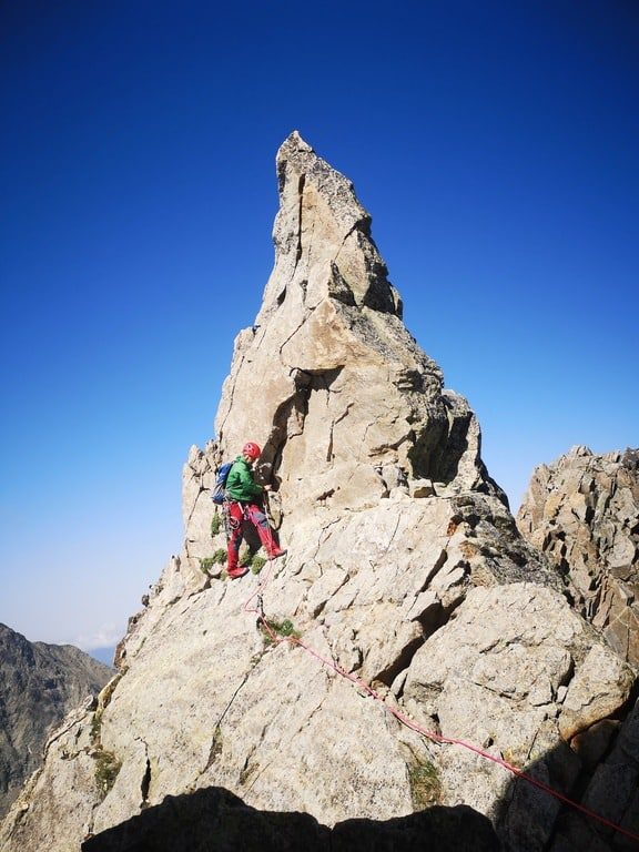 Un alpinista en la ascensión a la cresta de los quice gendarmes del Alba, en el pirineo aragonés.