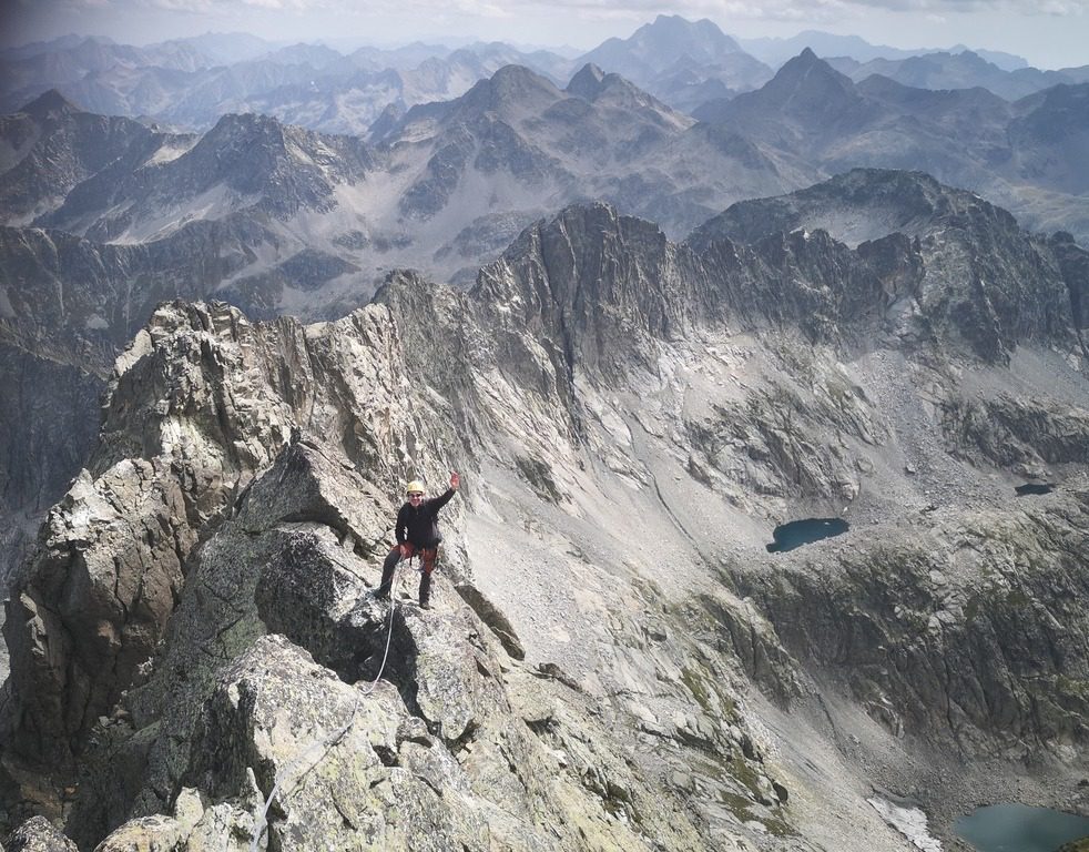 Un montañero en una escalada con guía en la cresta Salenques Tempestades, en el macizo de las Maldetas.