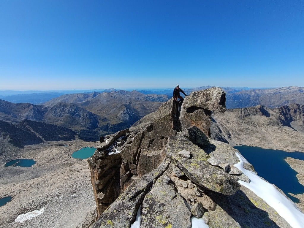 Un escalador durante la ascensión a la cresta que lleva al Pico maldito.