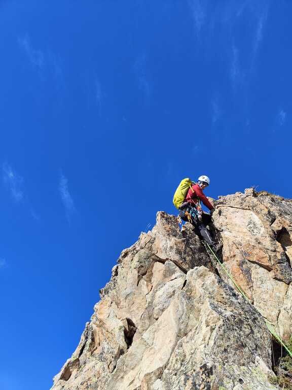 Un guía de montaña en la cresta Tres consejeros del Neouvielle.