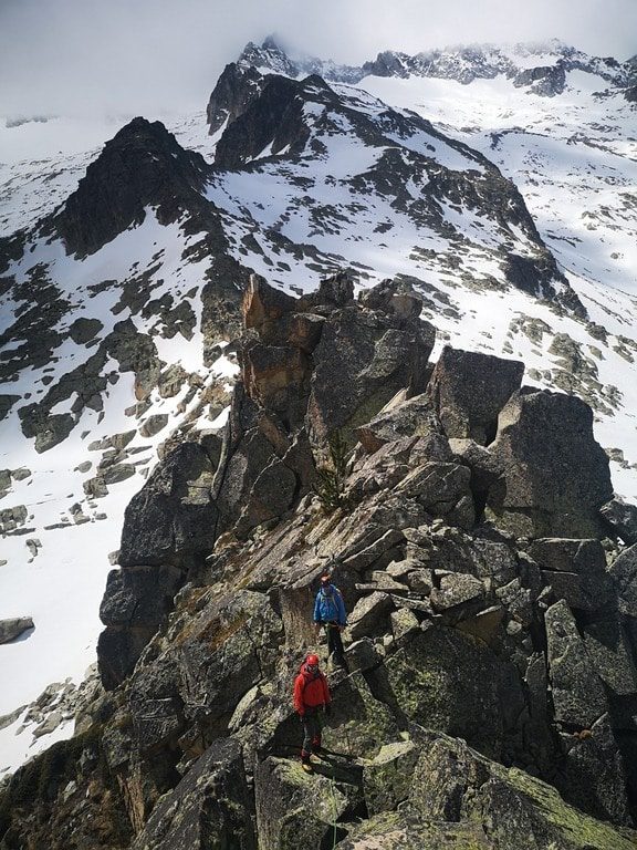 Unos alpinistas en una cresta en pirineos.