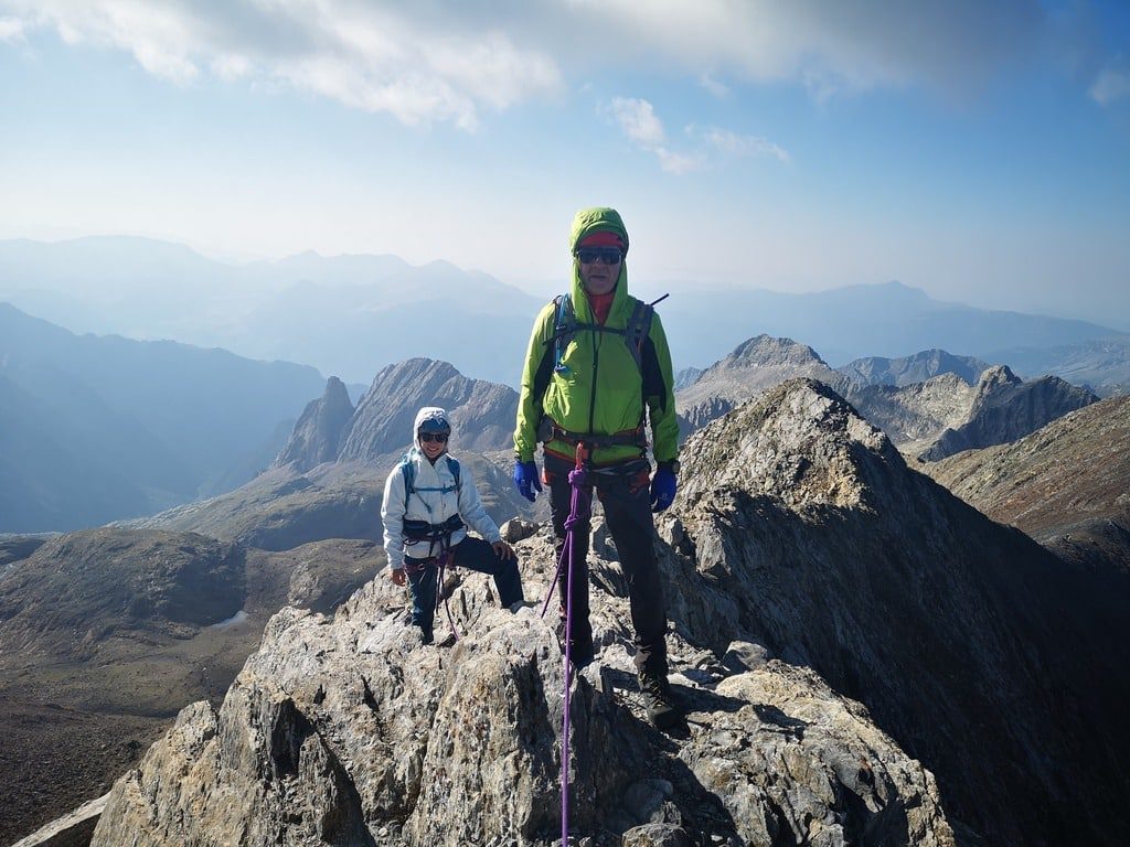 Unos escaladores en una cima en los pirineos.