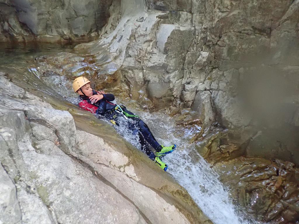 Bajando por un tobogan en el barranco Barbaruens