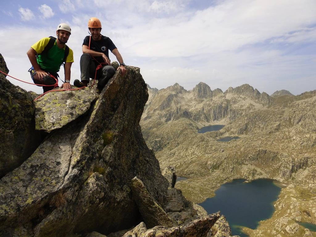 cresta pirineo, La cresta de Travesany se encuentra en La Vall de Boi, en pleno corazón del Parque Nacional de Aigüestortes i Sant Maurici, en el Pirineo de Lérida. La cresta de Travesany se encuentra en La Vall de Boi, en pleno corazón del Parque Nacional de Aigüestortes i Sant Maurici, en el Pirineo de Lérida.
