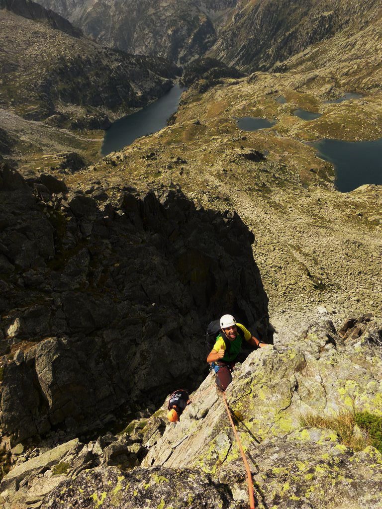 cresta pirineo, La cresta de Travesany se encuentra en La Vall de Boi, en pleno corazón del Parque Nacional de Aigüestortes i Sant Maurici, en el Pirineo de Lérida. La cresta de Travesany se encuentra en La Vall de Boi, en pleno corazón del Parque Nacional de Aigüestortes i Sant Maurici, en el Pirineo de Lérida.