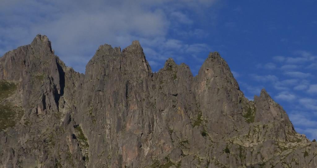 crestas en el pirineo La cresta de Travesany se encuentra en La Vall de Boi, en pleno corazón del Parque Nacional de Aigüestortes i Sant Maurici, en el Pirineo de Lérida. La cresta de Travesany se encuentra en La Vall de Boi, en pleno corazón del Parque Nacional de Aigüestortes i Sant Maurici, en el Pirineo de Lérida.