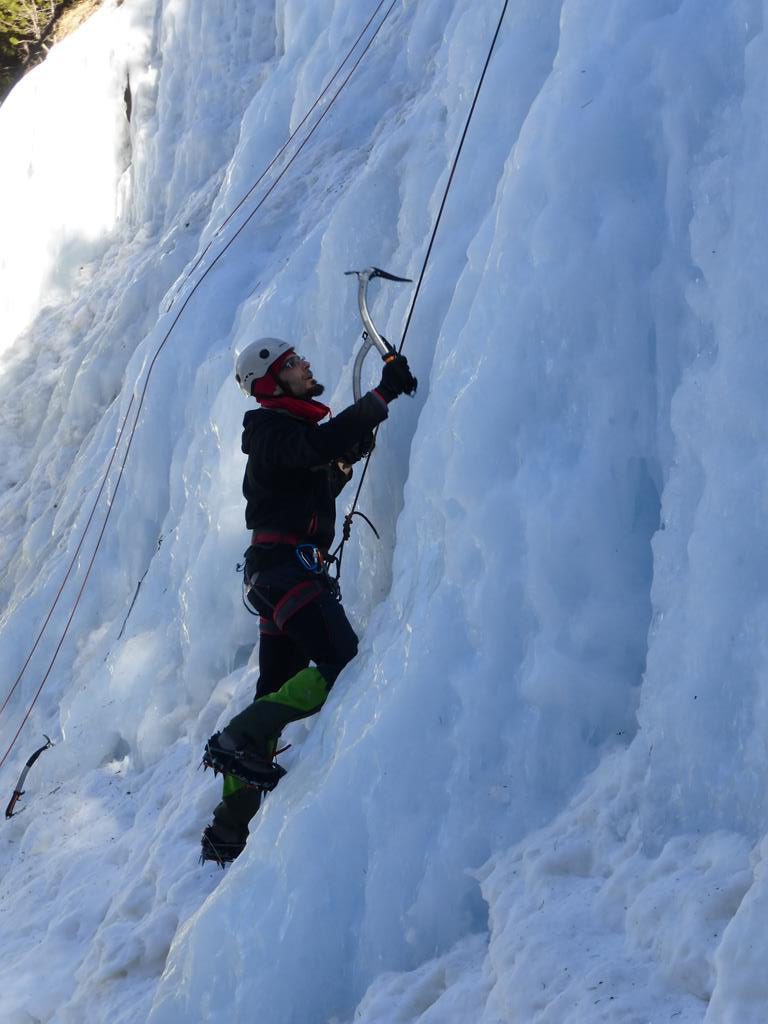 CURSO DE ALPINISMO PUENTE DE DICIEMBRE Durante el puente de Diciembre, vamos a hacer un curso de iniciación al alpinismo en la Vall de Boi, en el pirineo de Lérida (Cataluña). Los obetivos son aprender los conocimientos técnicos y del entorno de la montaña invernal para realizar actividades de alpinismo, de baja dificultad, de forma autónoma y con seguridad, con algunos tramos difíciles que requieran el uso de la cuerda, tanto para subir escalando como para bajar rapelando. En el curso haremos diferentes talleres de anclajes y reuniones, escalaremos en hielo y haremos una cresta invernal. CURSO DE ALPINISMO PUENTE DE DICIEMBRE Durante el puente de Diciembre, vamos a hacer un curso de iniciación al alpinismo en la Vall de Boi, en el pirineo de Lérida (Cataluña). Los obetivos son aprender los conocimientos técnicos y del entorno de la montaña invernal para realizar actividades de alpinismo, de baja dificultad, de forma autónoma y con seguridad, con algunos tramos difíciles que requieran el uso de la cuerda, tanto para subir escalando como para bajar rapelando. En el curso haremos diferentes talleres de anclajes y reuniones, escalaremos en hielo y haremos una cresta invernal.