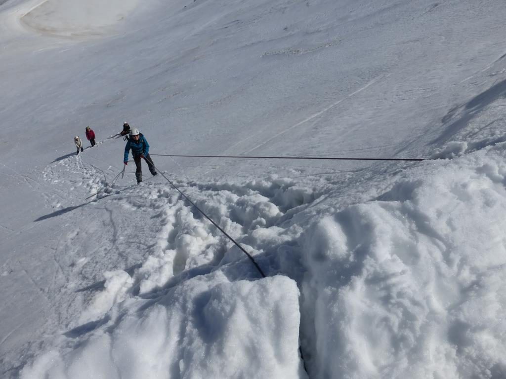 CURSO DE ALPINISMO PUENTE DE DICIEMBRE Durante el puente de Diciembre, vamos a hacer un curso de iniciación al alpinismo en la Vall de Boi, en el pirineo de Lérida (Cataluña). Los obetivos son aprender los conocimientos técnicos y del entorno de la montaña invernal para realizar actividades de alpinismo, de baja dificultad, de forma autónoma y con seguridad, con algunos tramos difíciles que requieran el uso de la cuerda, tanto para subir escalando como para bajar rapelando. En el curso haremos diferentes talleres de anclajes y reuniones, escalaremos en hielo y haremos una cresta invernal. CURSO DE ALPINISMO PUENTE DE DICIEMBRE Durante el puente de Diciembre, vamos a hacer un curso de iniciación al alpinismo en la Vall de Boi, en el pirineo de Lérida (Cataluña). Los obetivos son aprender los conocimientos técnicos y del entorno de la montaña invernal para realizar actividades de alpinismo, de baja dificultad, de forma autónoma y con seguridad, con algunos tramos difíciles que requieran el uso de la cuerda, tanto para subir escalando como para bajar rapelando. En el curso haremos diferentes talleres de anclajes y reuniones, escalaremos en hielo y haremos una cresta invernal.