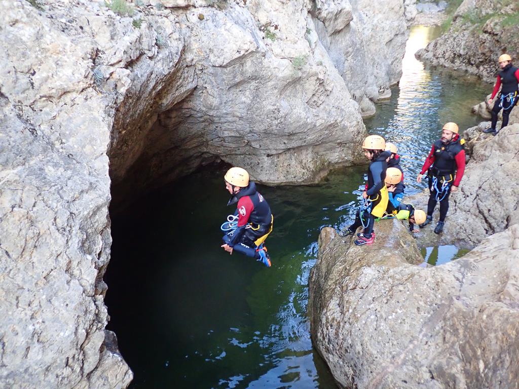 Saltando a una poza del barranco