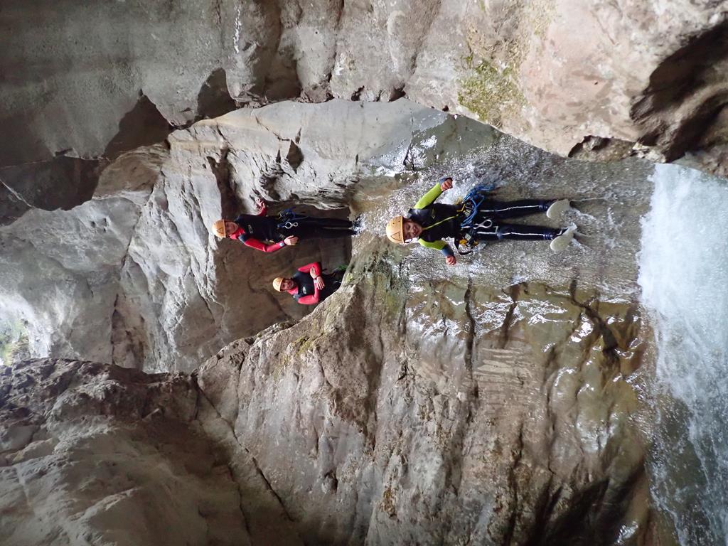 Niño bajando por un tobogan del barranco