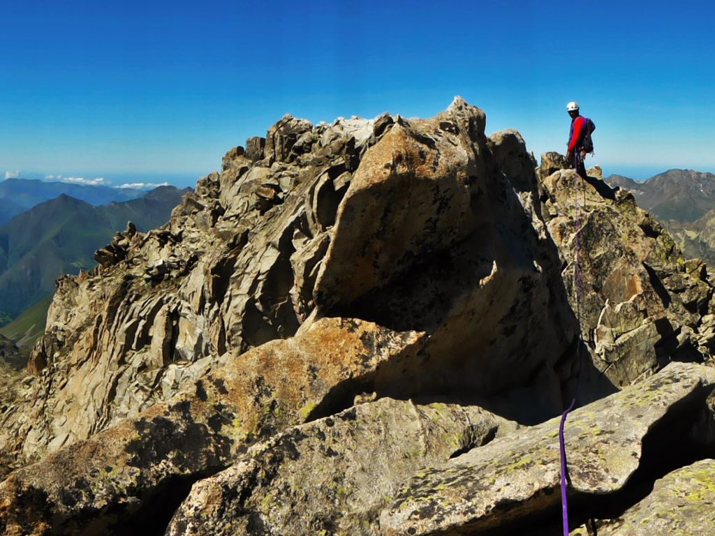 Unos escaladores en la cresta tres consejeros en el Neouvielle
