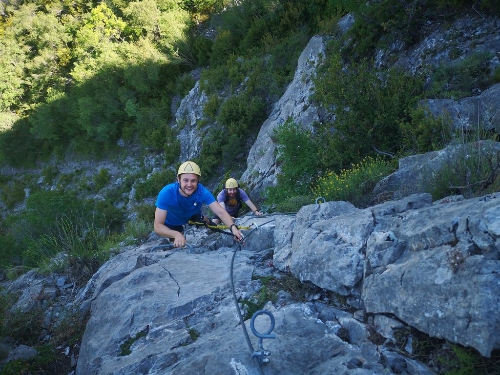 Escalada segura en vía ferrata con guía profesional en los Pirineos