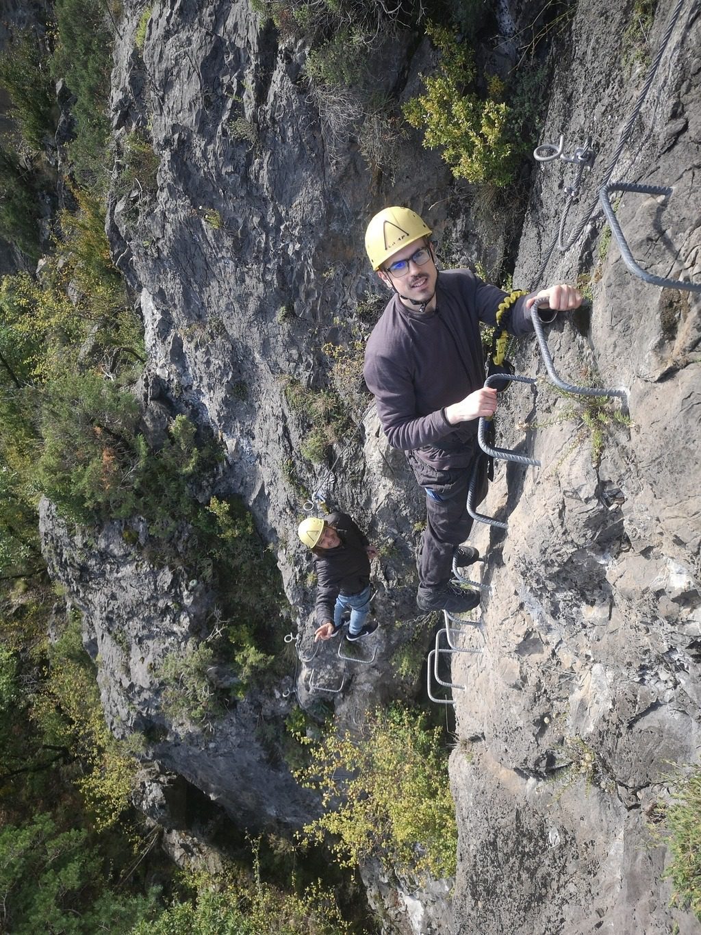 Montañeros disfrutando del paisaje mientras recorren vía ferrata en Pont de suert