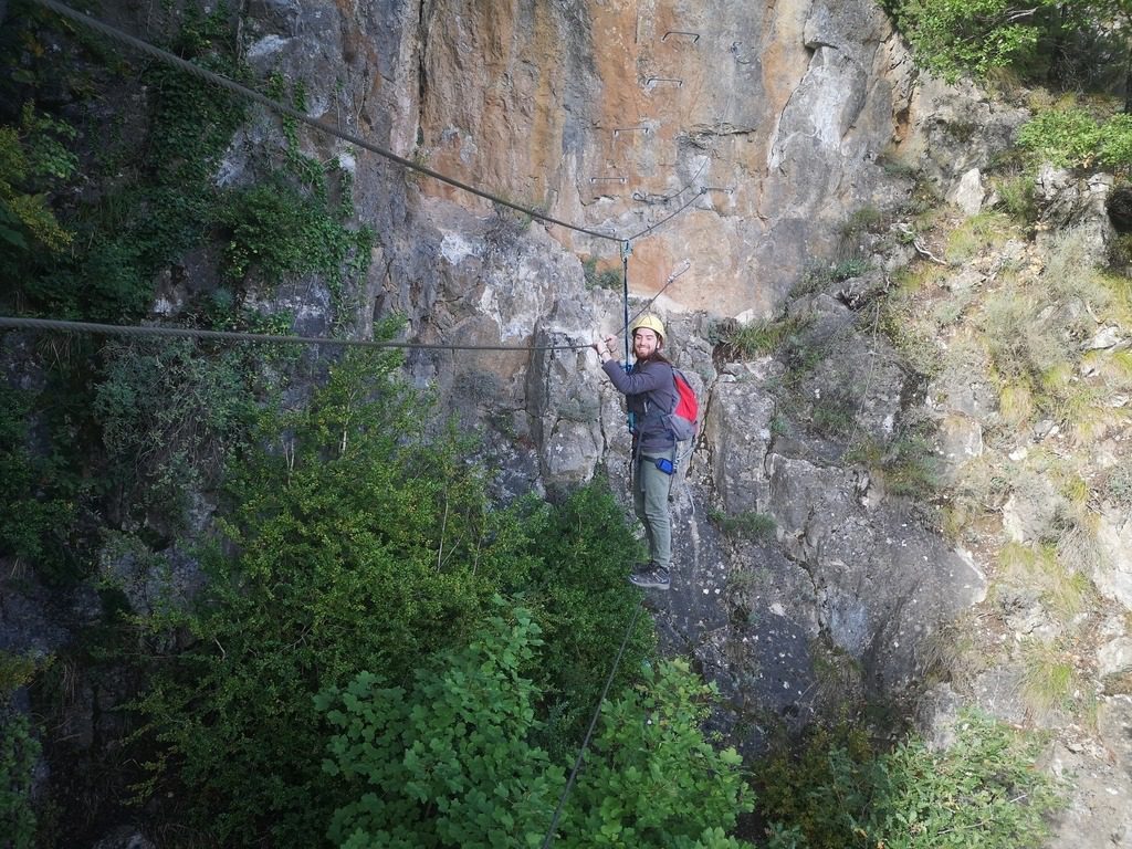 Grupo asegurado en escalada por vía puente tibetano en la vía ferrta de la alta ribagorça