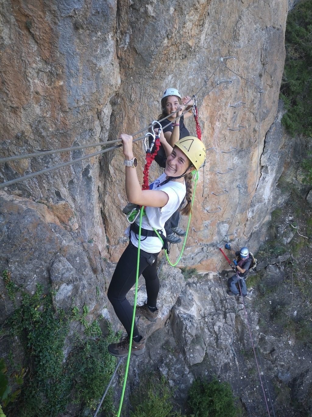 Grupo preparado con arnés y casco para vía ferrata de Miravet en Pont de suert