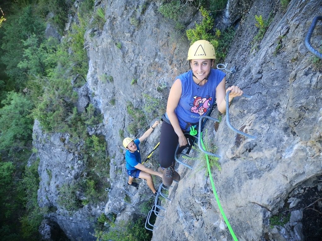 Escalada guiada en vía ferrata de miravet con cable de seguridad y casco